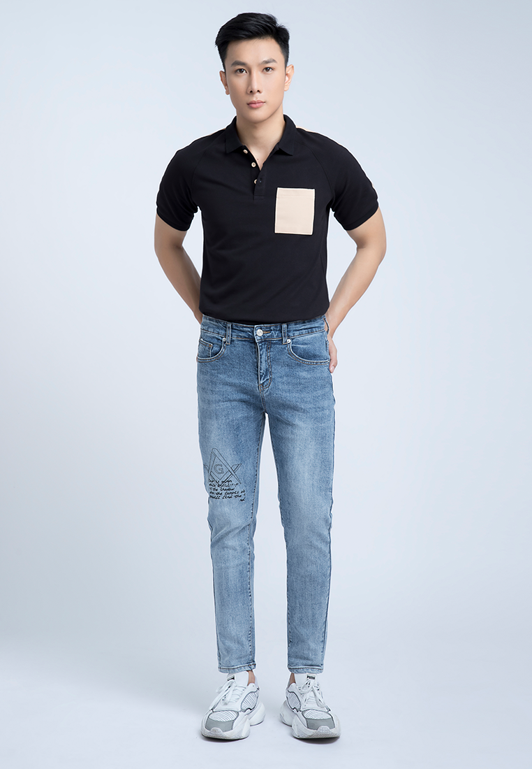 áo polo phối quần jeans và giày sneaker